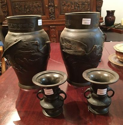 null Two small bronze china vases.

Height : 10 cm 

A pair of bronze Japanese vases...
