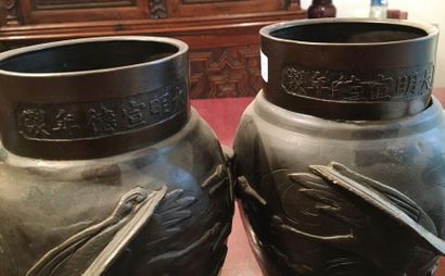 null Two small bronze china vases.

Height : 10 cm 

A pair of bronze Japanese vases...