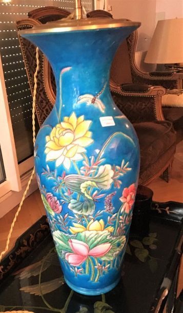 null Paire de vase balustre décor floral fond bleu montés en lampe

Hauteur 53 cm

Vendu...