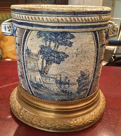 null NEVERS

Earthenware pot decorated in blue

Height without base: 16cm
Sold as...