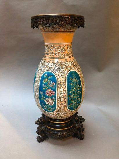 PARIS (dans le goût de Deck ou de Colinot). Vase de forme balustre en porcelaine...