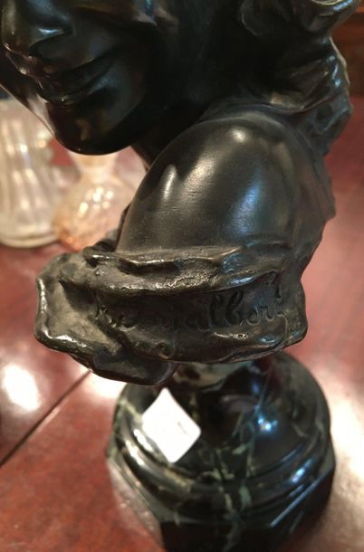INJALBERT Laughing child in bronze, marble pedestal

Height with base: 27 cm 