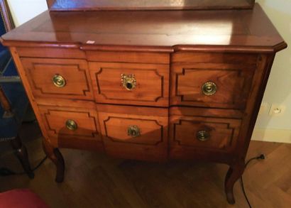 null Overhanging chest of drawers 

Province circa 1800

H: 85.5 cm

P: 54 cm

L:...