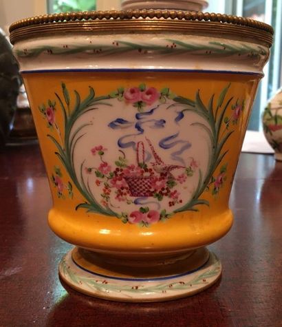 null Yellow background pot 

Bearing a mark of Sèvres

H: 13 cm

Sold as is