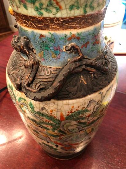 null Vase décor de dragon

H : 37 cm
Vendu en l'état