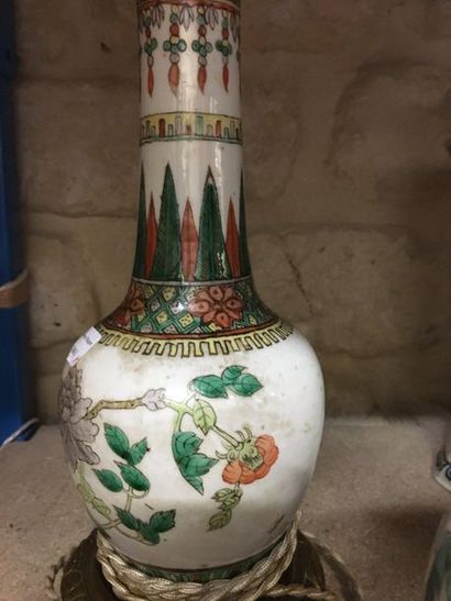 null Paire de vases chine montées en lampes

Hauteur 32 cm 

Vendu sans abat-jou...
