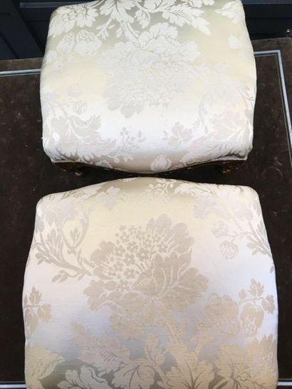 null Two foot stools

Louis XV style
Sold as is
