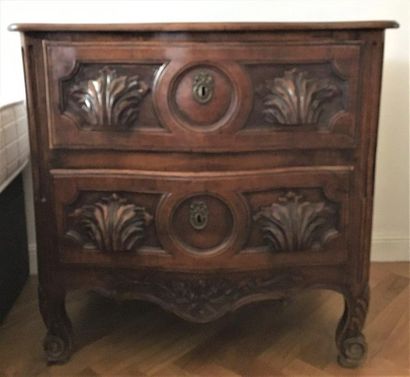 null Chest of two drawers with shell decoration 

Around 1800 

H: 79 cm 

L : 82...
