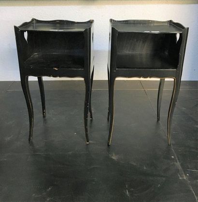 null Pair of black lacquered bedside tables

Accidents 

Sold as is

H: 71cm 

L...