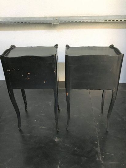 null Pair of black lacquered bedside tables

Accidents 

Sold as is

H: 71cm 

L...