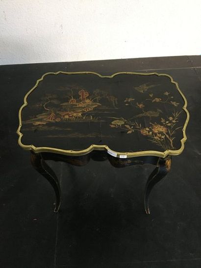 null Black lacquered pedestal table 

Dutch Style

Accidents

Sold as is

H: 68.5...