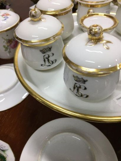 null Porcelain batch: one tray and covered pot

It is joined cup and saucer

Sold...