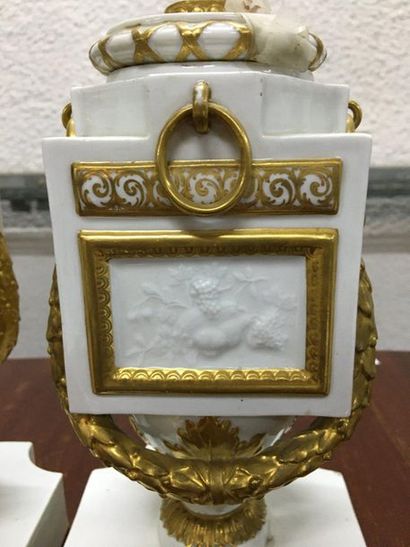 null Paire de brûle parfum en porcelaine blanc et or

H: 25 cm
Vendu en l'état