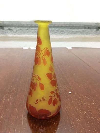 GALLE Small vase with floral decoration

Fourteen centimeters.
Sold as is
