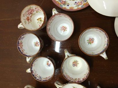 null Porcelain batch: cup and saucer, sugar bowl
Sold as is