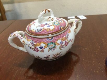 null Lot de porcelaine : tasse et sous tasse, sucrier
Vendu en l'état