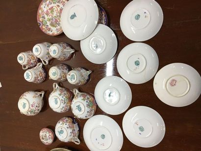 null Lot de porcelaine : tasse et sous tasse, sucrier
Vendu en l'état