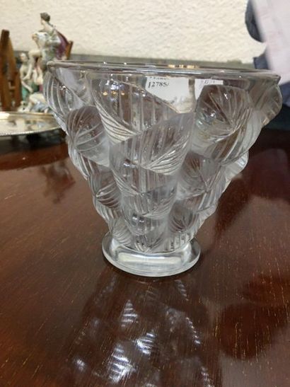 LALIQUE LALIC vase 

H: 14cm
Sold as is