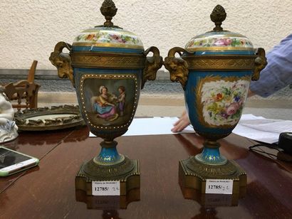 null Pair of covered vases in bronze and porcelain


Accidents

Sold as is
H: 28...