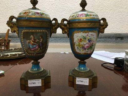 null Pair of covered vases in bronze and porcelain


Accidents

Sold as is
H: 28...