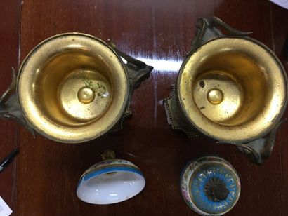 null Pair of covered vases in bronze and porcelain


Accidents

Sold as is
H: 28...