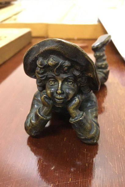 null Bronze child with hat