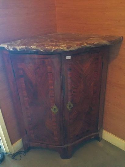 null Rosewood veneer corner

Louis XV period

Red Breccia marble top

H: 88 cm 

P:...