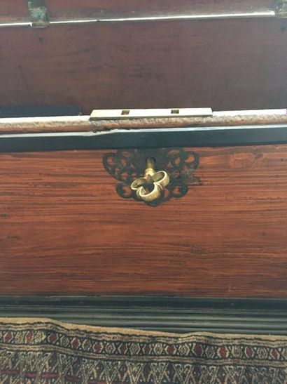 null Exotic wood and ebony chest

nineteenth century

H: 45 cm 

P : 55 cm 

L :...