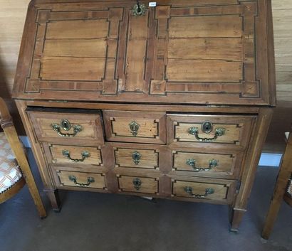 null Petit bureau en placage, décor de filets, ouvrant par un abattant et trois tiroirs

Province...