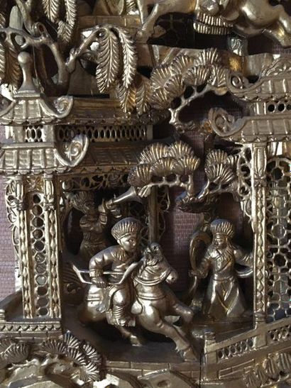 null Paire d'éléments décoratifs en bois sculpté, doré et ajouré, décor de personnages

Asie...