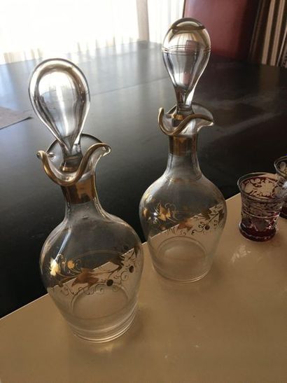 null Glassware: 6 glasses and a carafe 

There are two vials

LOT 32
Sold as is