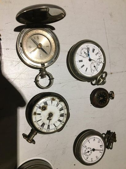 null Ensemble en métal comprenant cinq montres de poche, une boussole, un baromètre

En...