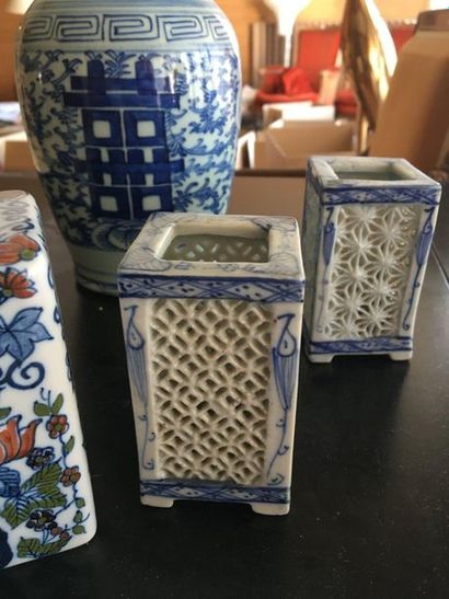 null ASIA

Two tea boxes 

Two planters are attached to it

LOT 45
Sold as is 