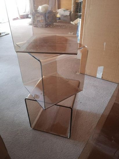 null Smoked plexiglass table and three lockers
Sold as is
LOT IN STORAGE: CONDITION...