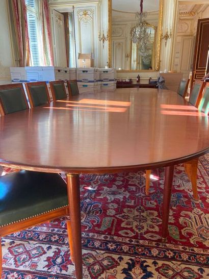 null Large mahogany and mahogany veneer table (extensions), tapered legs. 

Table:...