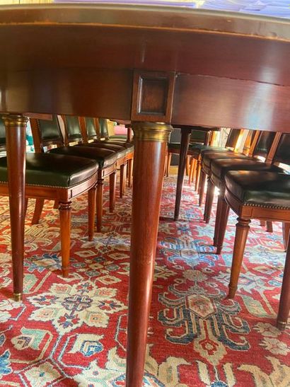 null Large mahogany and mahogany veneer table (extensions), tapered legs. 

Table:...