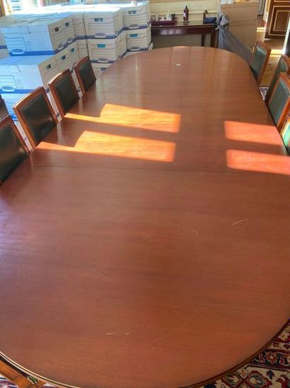 null Large mahogany and mahogany veneer table (extensions), tapered legs. 

Table:...