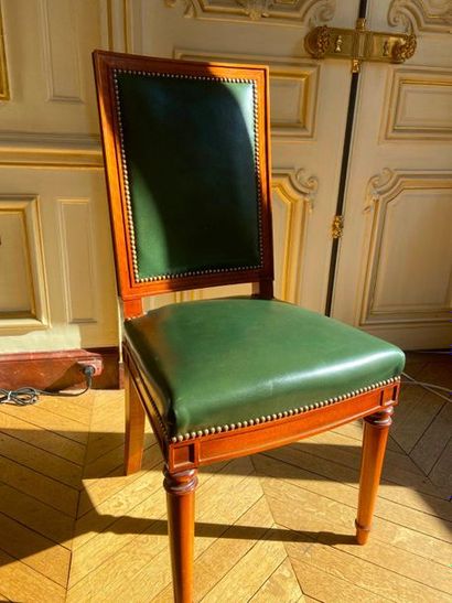null Suite of sixteen chairs, rear saber legs, green faux leather upholstery.
LOT...