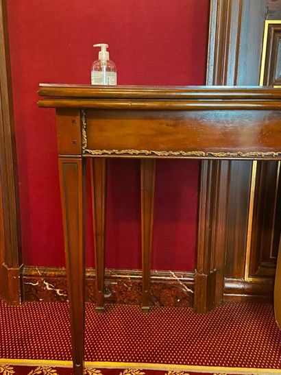 null Rectangular console table in mahogany and mahogany veneer, ormolu ornamentation

H:...