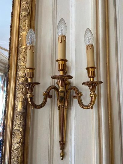 null Suite of 21 stylish three-light sconces in gold metal.

LOT IN STORAGE: SPECIAL...