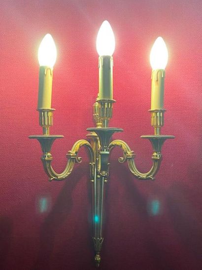 null Suite of 21 stylish three-light sconces in gold metal.

LOT IN STORAGE: SPECIAL...