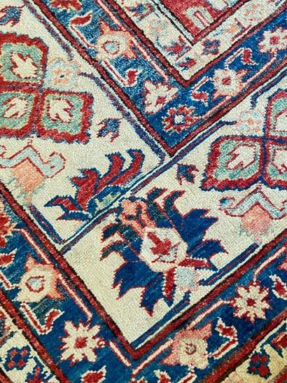 null Carpet with stylized plant decoration

Modern

4.50 m x 3 m 
LOT IN STORAGE:...