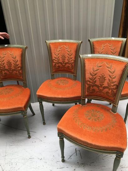 null Quatre chaises de style en velour orange

Vendu en l'état

LOT AU GARDE MEUBLE...