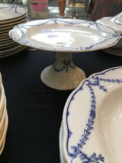 null MINTONS blue porcelain service part with shell decoration
23 soup plates
29...