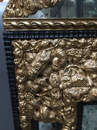 null Miroir à parecloses en bois noirci riche décor en métal repoussé redoré
Vendu...