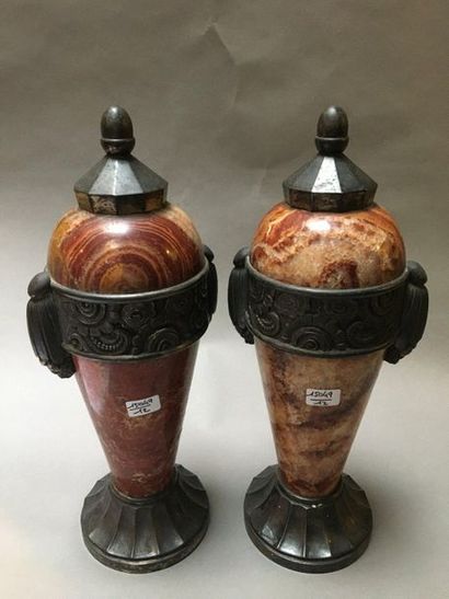 null Pair of cassolettes in red veined marble with bronze frame. Art Deco style.