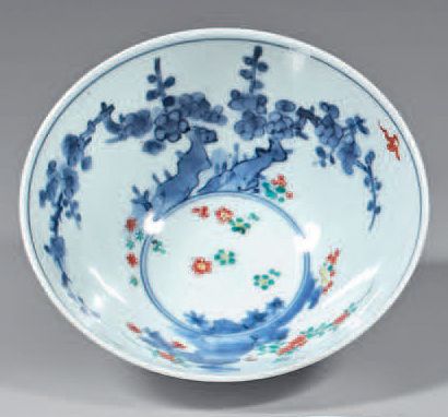null Small porcelain bowl from Japan. Circa 1700. Kakiemon decoration inside flowered...