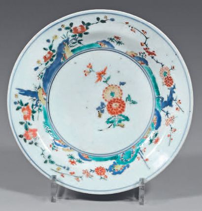 null Japanese porcelain plate. Late 17th century.
Kakiemon decoration in the center...