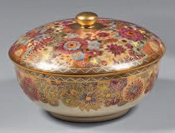 null Box and its lid made of fine Japanese earthenware (Satsuma). Late 19th-early...
