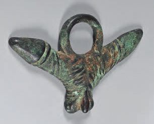 null Pendeloque comportant trois phallus. Bronze à patine croûteuse
Art romain, Ier-IIIe...